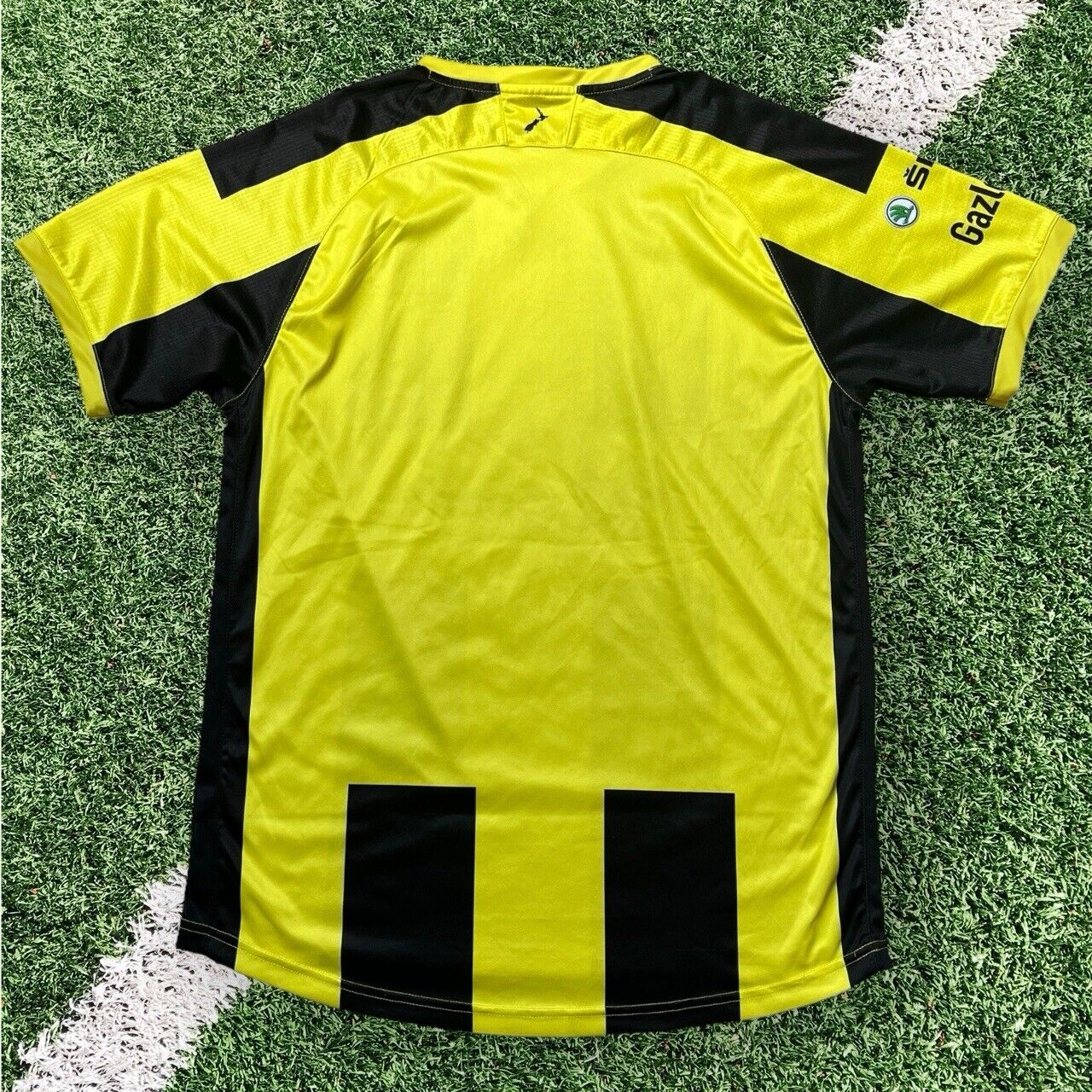 Wellington Phoenix Football Shirt Paladin Home Shirt 2021/22 Men's Medium